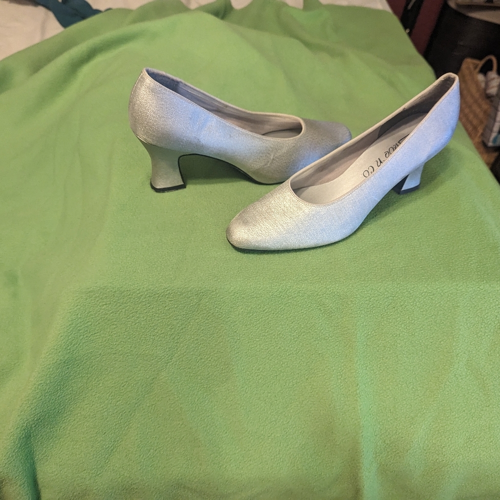 silver pumps - Picture 2 of 2
